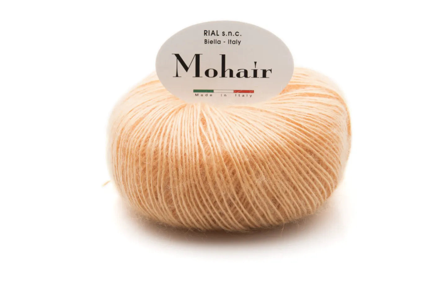 Rial, Filato Mohair 50 g Colore 225 gomitolo color pesca con texture setosa e lucentezza naturale su sfondo bianco con etichetta grigia Made in Italy - DeMatteis.it