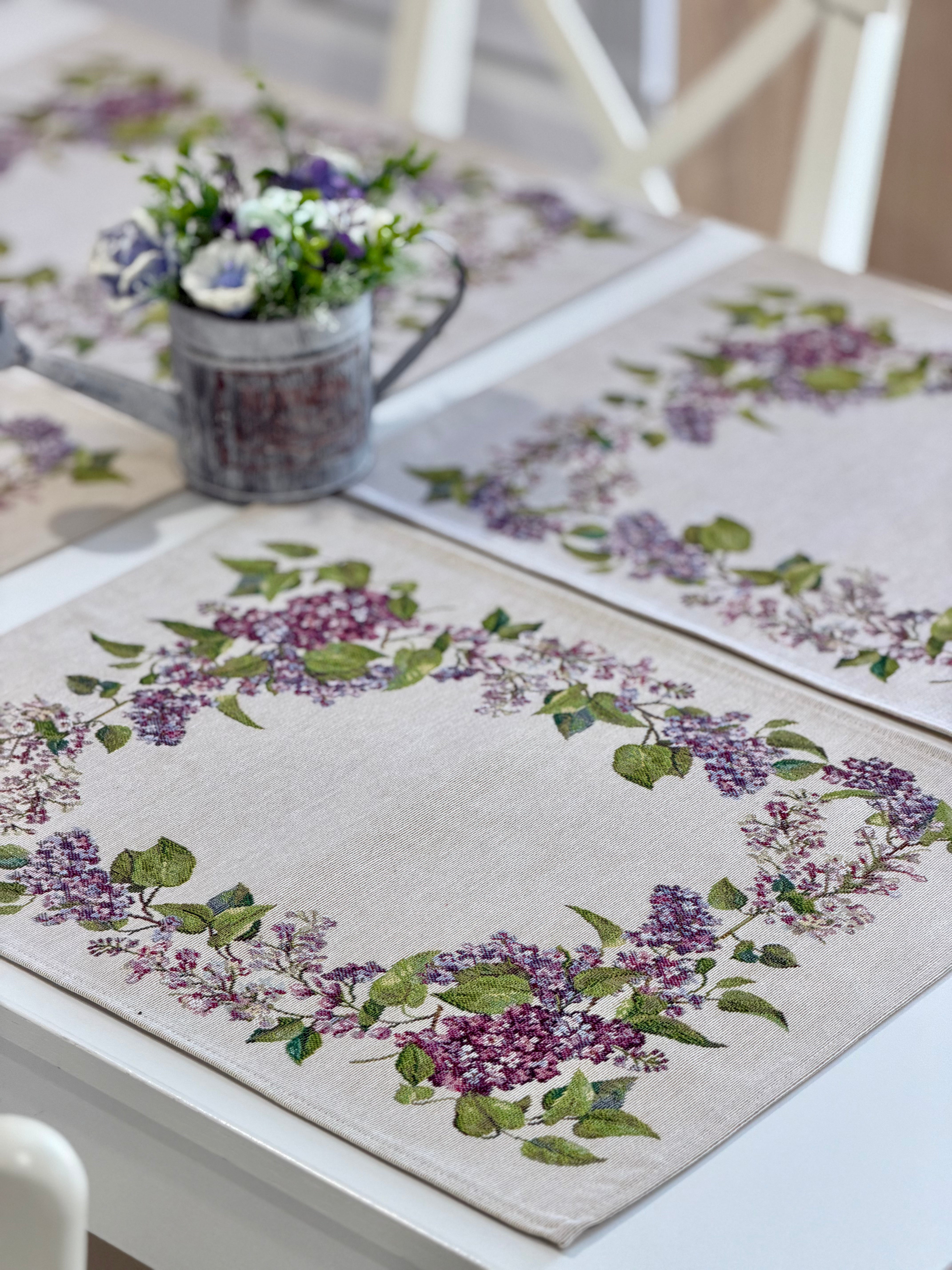 Tovaglietta decoro glicine 37x49 cm con motivo floreale a grappoli viola e foglie verdi su tessuto beige per tavola - DeMatteis.it
