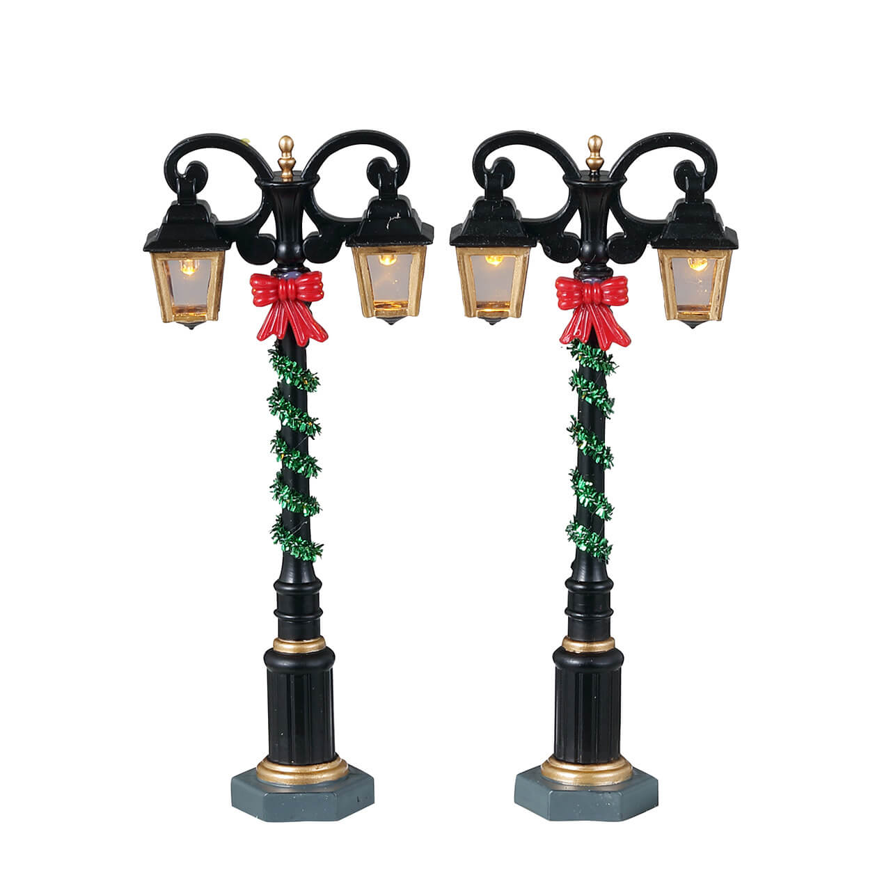 Splendid Lights Set Of 2 Lemax luci stradali vittoriane natalizie con ghirlande verdi, fiocchi rossi e lanterne dorate per villaggio di Natale. | Dematteis.it