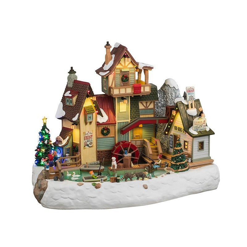The Rocky River Grist Mill Lemax illuminato con ruota idraulica rossa, edifici rustici innevati e alberi di Natale per villaggio natale. | Dematteis.it