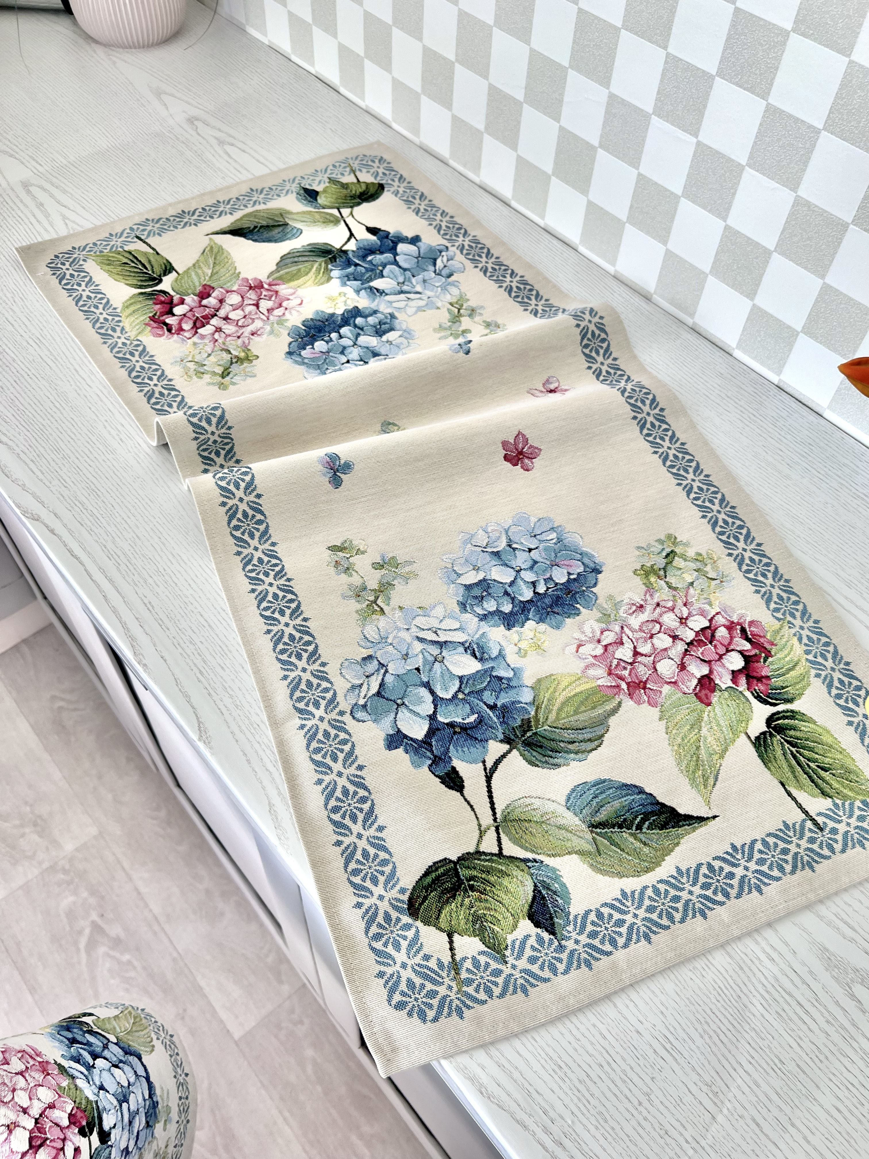 Runner Decoro Peonie 37x100 cm con motivo floreale ortensie azzurre e rosa su fondo beige, bordura geometrica blu per tavola - DeMatteis.it