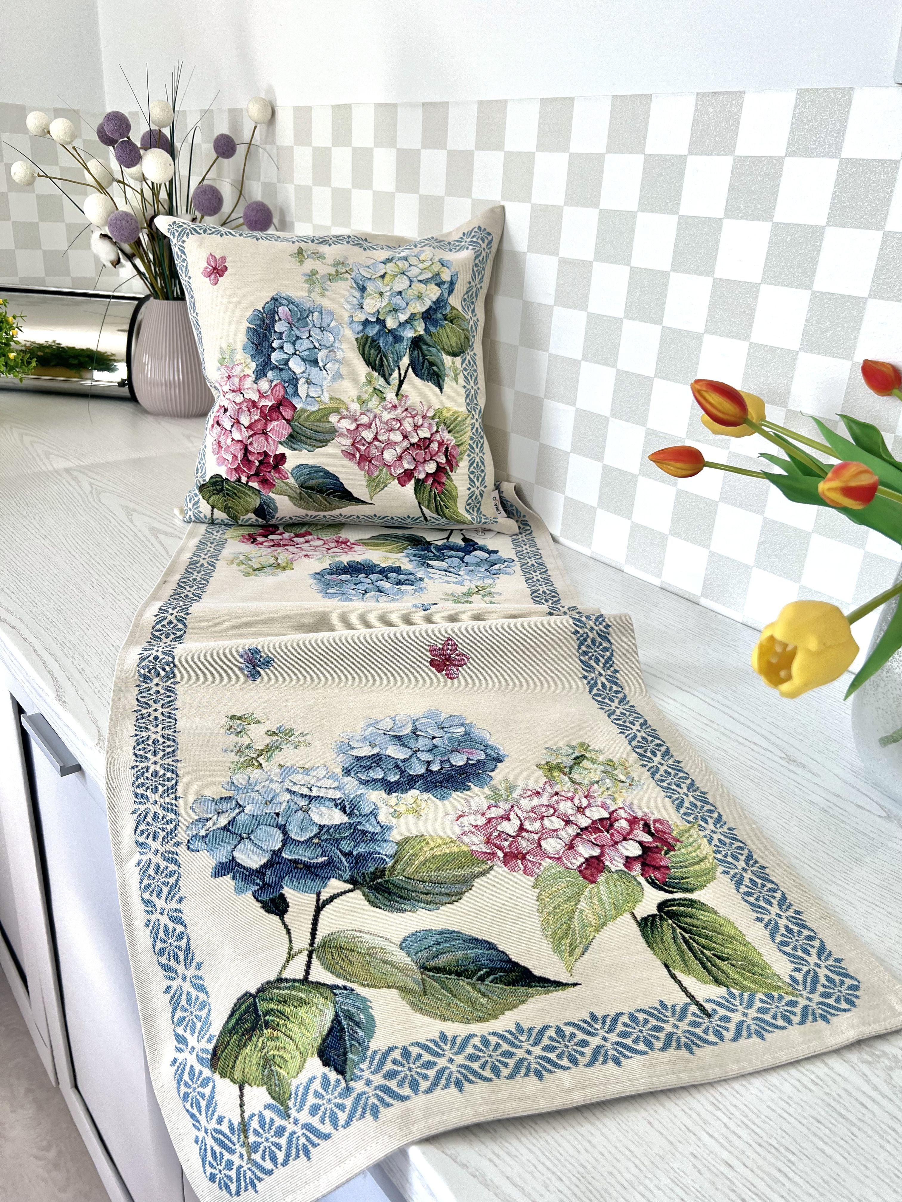 Runner Decoro Peonie 37x100 cm con motivi floreali multicolore e bordo geometrico blu, tessuto per tavola con ortensie rosa e azzurre - DeMatteis.it