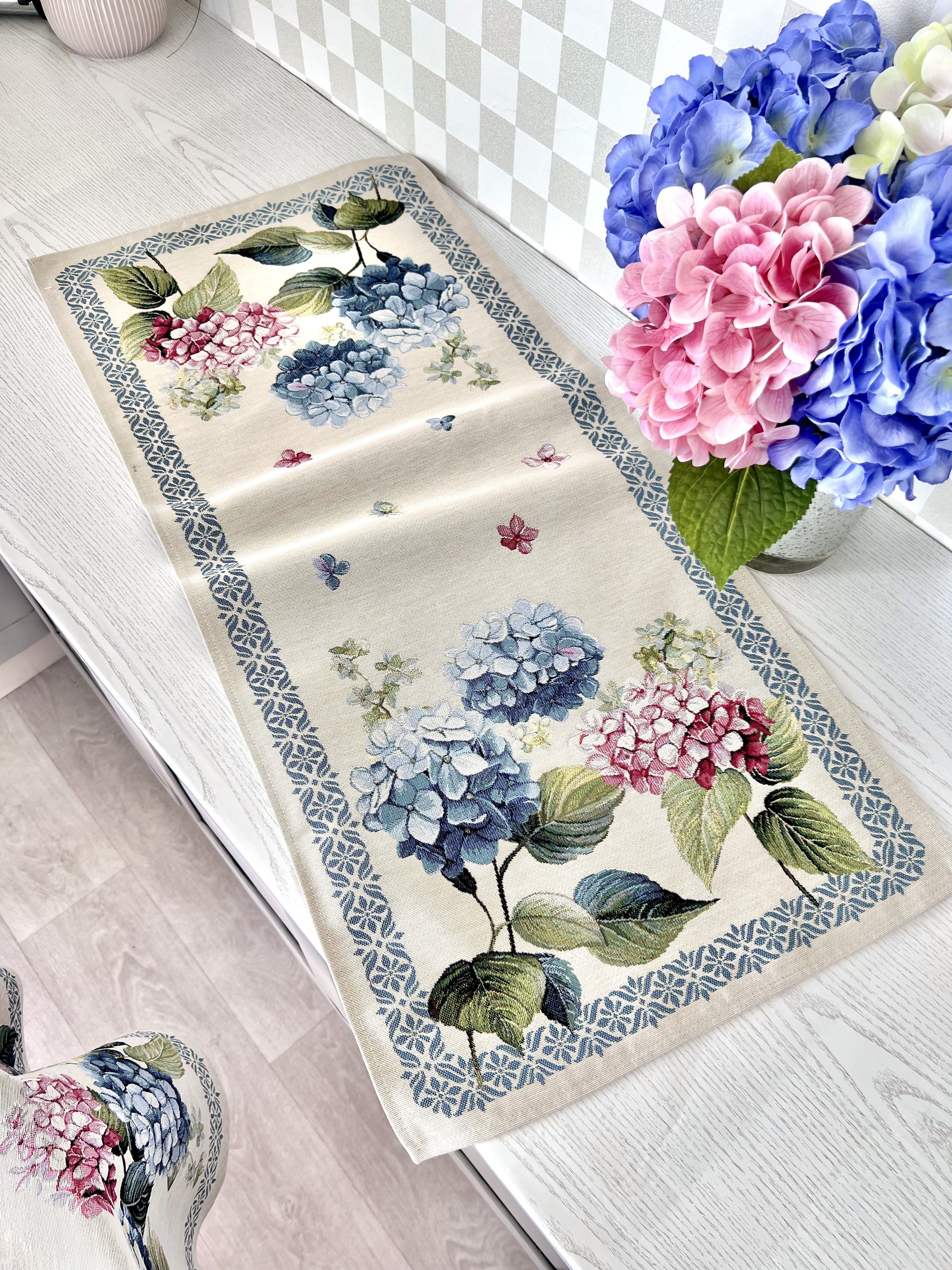 Runner Decoro Peonie 37x100 cm con ortensie blu e rosa su fondo crema, bordo geometrico azzurro per tavola da pranzo - DeMatteis.it