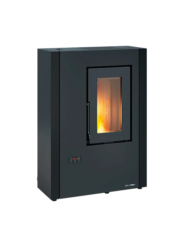 Stufa a pellet Extraflame Luisella 5.0 Maxi nera di Nordica, con porta in vetro e fiamma accesa e display di controllo sul frontale