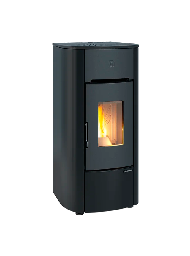 Stufa a pellet canalizzata Extraflame Mariella Plus AD nera, con fianchi arrotondati e porta in vetro con fiamma accesa