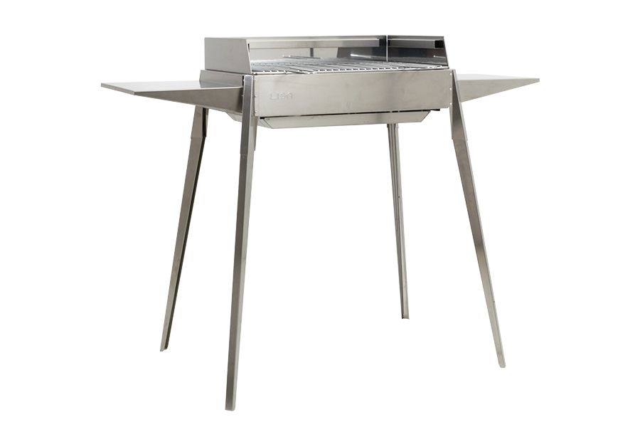 Barbecue a carbone Etna Lisa in acciaio inox con sistema doppia parete, mensole laterali e gambe smontabili sistema baionetta su sfondo bianco | Dematteis.it