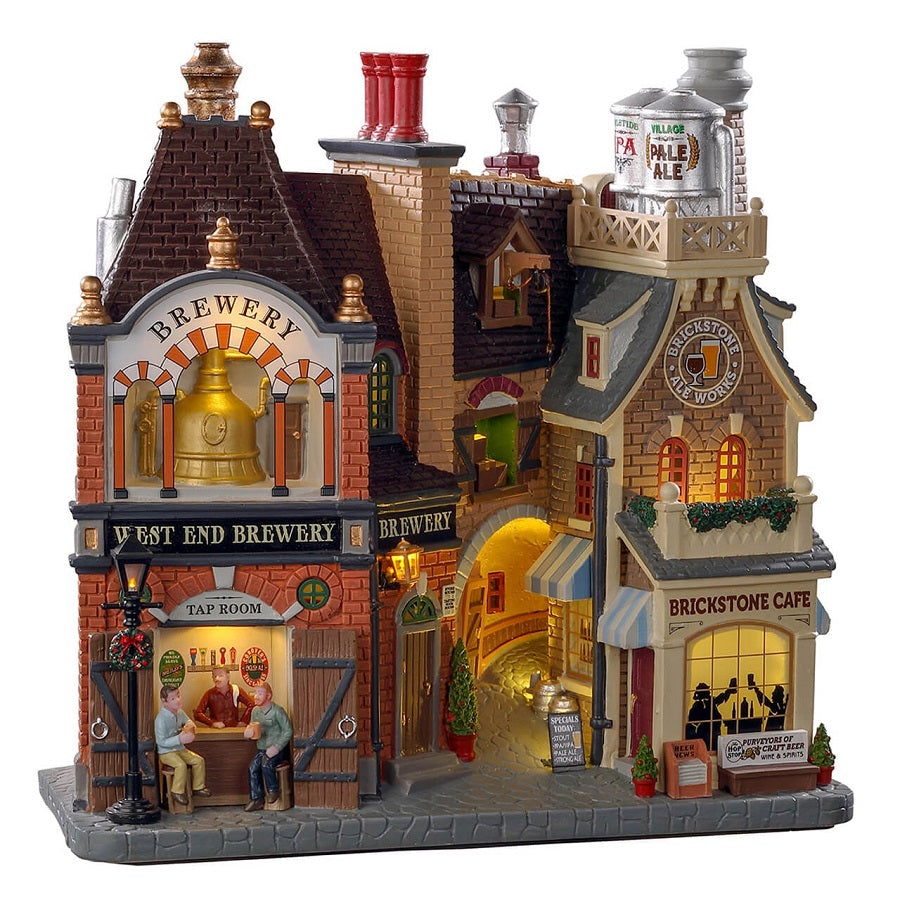 Beersmith Row Lemax con West End Brewery illuminato, personaggi dipinti a mano nel Vicolo del Birrificio, dettagli architettonici vittoriani per Villaggio Lemax. | Dematteis.it