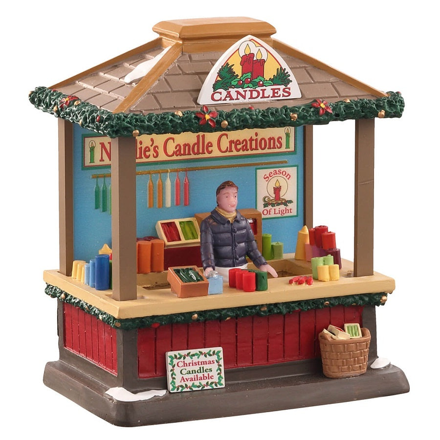 Bancarella delle Candele Lemax Jake's Candle Creations con artigiano vittoriano, Christmas Candles Lemax colorate e decorazioni festive per Villaggio Lemax Caddington. | Dematteis.it