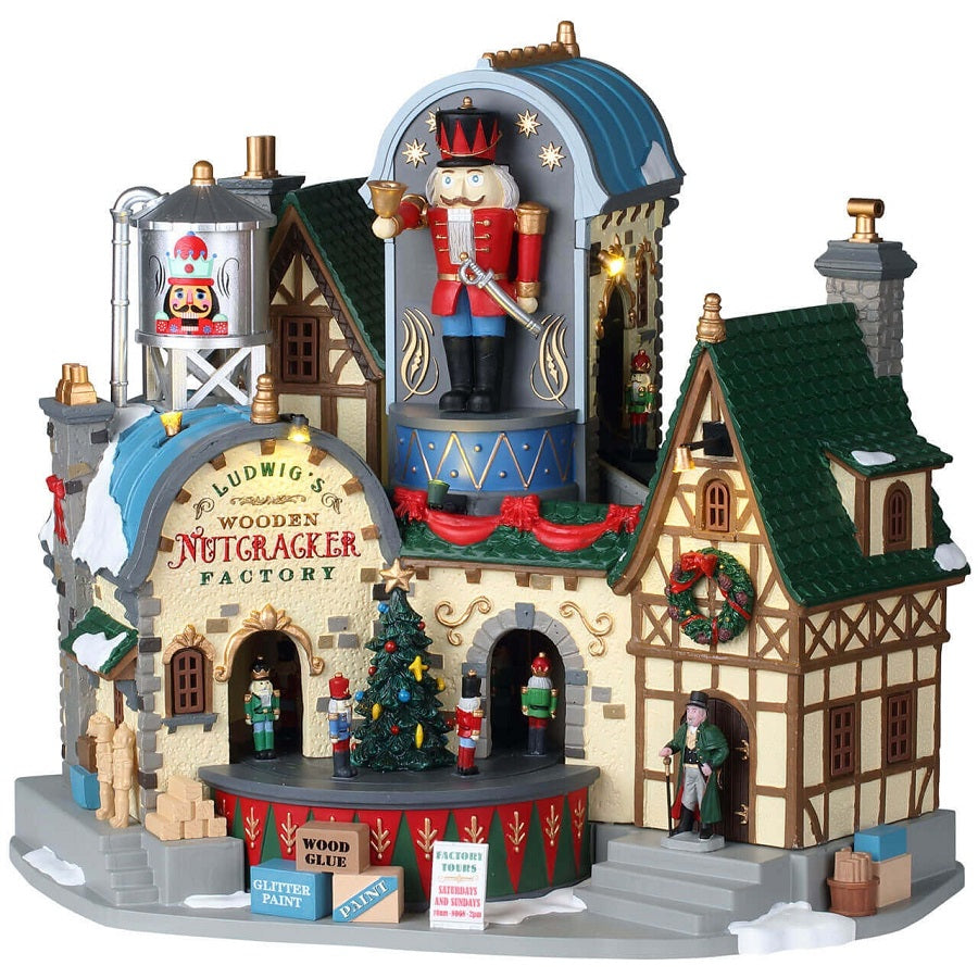 Fabbrica degli Schiaccianoci Lemax Ludwig's Wooden Nutcracker con architettura bavarese, tetti verdi, meccanismo rotante centrale e personaggi miniaturizzati per Villaggio di Natale | Dematteis.it