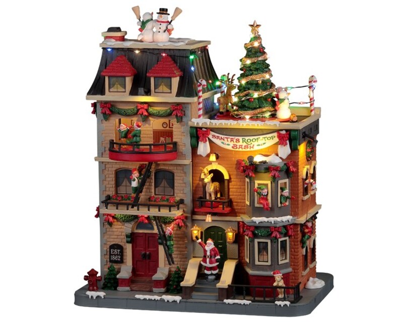 Santa'S Rooftop Bash Lemax: edificio illuminato del Villaggio di Natale Lemax con festa a casa di Babbo, elfi alle finestre e albero scintillante sul tetto