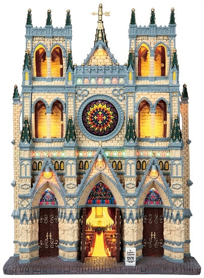 St Patrick's Cathedral Lemax: maestosa cattedrale gotica illuminata con due torri campanarie, rosone centrale colorato e dettagli architettonici per villaggio. | Dematteis.it