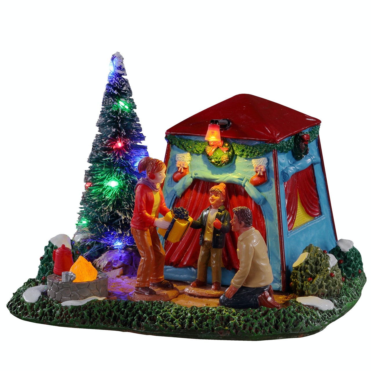 The Festive Outdoors Lemax mostra una Famiglia in Tenda natalizia illuminata con albero di Natale LED multicolore e fuoco da campo per Villaggio di Natale Lemax. | Dematteis.it