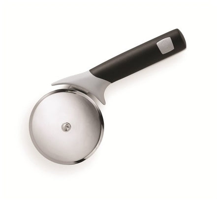 Rotella Weber taglia pizza con impugnatura ergonomica antiscivolo e ruota extra large, accessorio Weber indispensabile per tagliare con precisione pizze di ogni spessore cotte al barbecue. | Dematteis.it